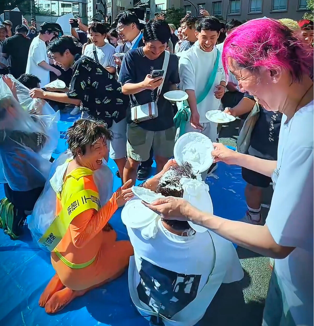 夏祭りに集まり、笑顔で手を上げる地域のみなさん
