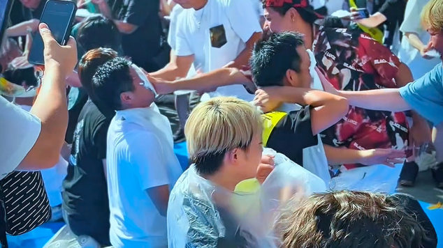 パイ投げを楽しむ参加者
